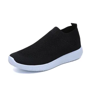 Detailansicht schwarzer Flyknit-Sneaker mit atmungsaktivem Mesh und weißer Sohle.