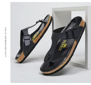 Detailaufnahme von schwarzen T-Steg Kork-Sandalen mit Schnalle