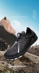 Dettaglio di scarpe da wading all'aperto con sistema di allacciatura rapida su rocce