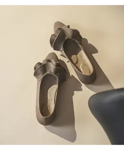 Draufsicht auf atmungsaktive Ballerinas mit Rüschen und feiner Stricktextur für Damen