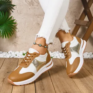 Πλευρική όψη γυναικείων sneakers με πλατφόρμα σε καφέ και λευκό με χρυσό σχέδιο