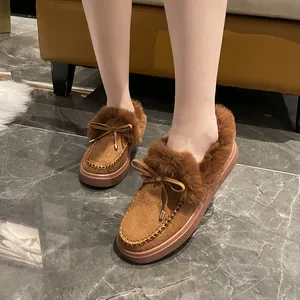 Vue détaillée de mocassins d'hiver marrons pour femmes avec doublure en fourrure et nœud