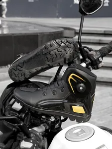 Detalle de botas de moto profesionales con hebilla giratoria y detalles en amarillo.