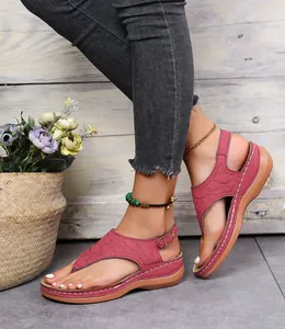 Detailaufnahme der bestickten burgunderroten Zehensandalen für Damen mit Keilabsatz