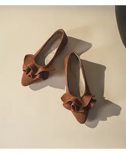 Detailaufnahme brauner Strickflachschuhe mit Rüschen und atmungsaktivem Mesh