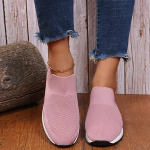Vue détaillée des baskets de course roses en maille respirante pour femmes sur bois