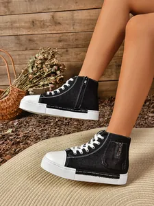 Detailweergave van deze zwarte hoge canvasschoenen met platformzool en ritssluiting
