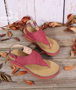 Detailansicht der weinroten bestickten Zehentrenner-Sandalen mit Keilabsatz