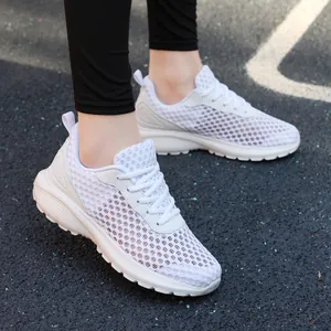 Scarpe sportive bianche in mesh traspirante con suola spessa per donna estate