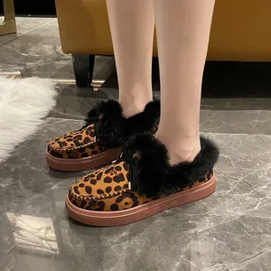 Vue détaillée de chaussures léopard chaudes avec bordure en fausse fourrure