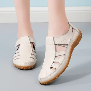 Hochwertige beige Echtledersandalen für Damen mit verstellbarem Klettverschluss für den Sommer