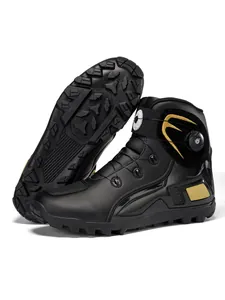 Detalle de botas de moto negras con hebilla giratoria y elegantes toques dorados