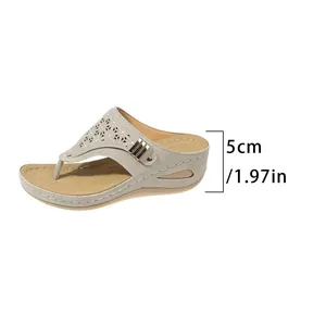 Detailansicht der 5 cm Keilabsatzhöhe dieser Damen-Flip-Flop-Sandalen mit Durchbruchmuster