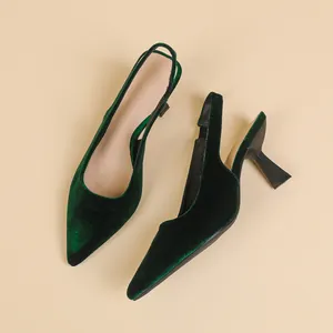 Détail de chaussures élégantes à talons hauts en velours vert émeraude à bout pointu