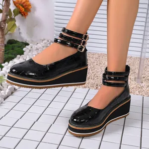 Élégantes chaussures compensées en cuir verni noir avec brides de cheville triples