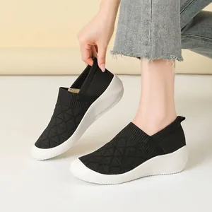 Scarpe slip-on in maglia nera con suola a zeppa spessa e motivo trapuntato