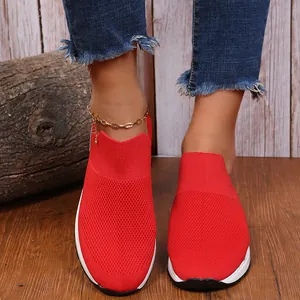 Gros plan sur des chaussures de course en maille rouge respirante à semelle souple