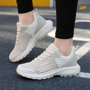 Scarpe sportive da donna traspiranti in mesh con zeppa in bianco crema