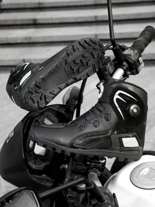 Detalle de botas de moto con cierre giratorio y suela antideslizante de gran resistencia