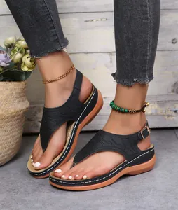 Detailansicht schwarzer Damen Zehentrenner Sandalen mit Stickerei und brauner Sohle