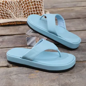 Vista detallada de chanclas con plataforma azul claro sobre fondo de madera rústica