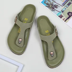 Olivgrüne Unisex-Kork-Sandalen mit weichen Wildledergurte und verstellbarer Bronzeschnalle