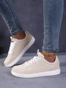 Baskets décontractées en daim beige élégantes avec semelles blanches et design rétro