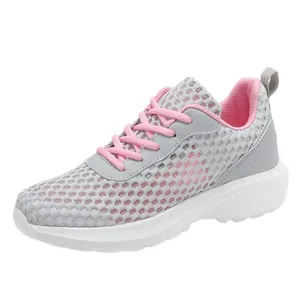Eleganti sneaker da donna in mesh grigio con lacets rosa e suola bianca spessa