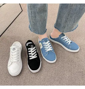 Vista detallada de zapatillas de lona para mujer en colores blanco, negro y azul denim