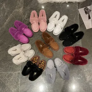Vue détaillée de plusieurs couleurs de mocassins d'hiver fourrés pour femmes avec nœud.