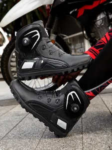 Vista detallada de botas negras para moto con sistema de cierre de hebilla giratoria.