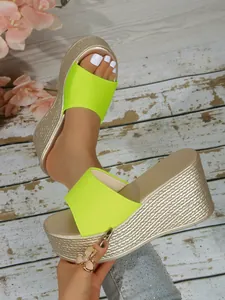 Détail rapproché des sandales compensées vert néon pour femmes