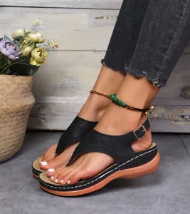 Nahaufnahme der schwarzen Damen Zehentrenner Sandalen mit Wellenstickerei und Schnalle