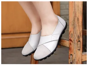 Detailaufnahme der weißen und grauen Damen Loafer aus Leder mit verstellbarem Klettverschluss