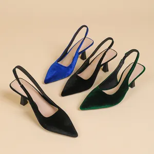 Vue de groupe d'élégants escarpins slingback en velours à bout pointu en plusieurs couleurs