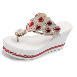Elegantes sandalias blancas con cuña decoradas con pedrería roja y perlas detalle
