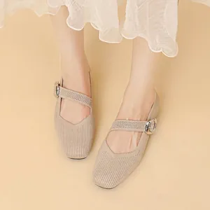 Elegantes manoletinas Mary Jane de punto beige con hebilla plateada y punta cuadrada plana