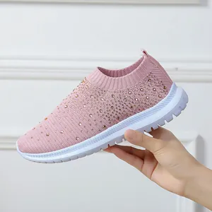 Stilvolle pinkfarbene Strick-Mesh-Plateau-Sneaker für Damen mit funkelnden Strassdetails