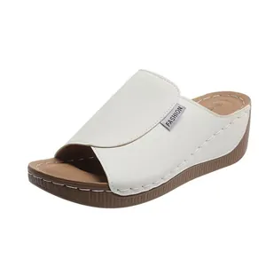Weiße Keilabsatz-Pantoletten mit modischem Seitenetikett und komfortablem Peep-Toe-Design