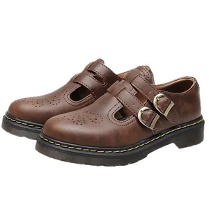 Scarpe Mary Jane in pelle marrone con doppia fibbia e cuciture gialle a contrasto