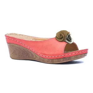 Vista detallada de estas sandalias de cuña rojas con flor y suela de plataforma