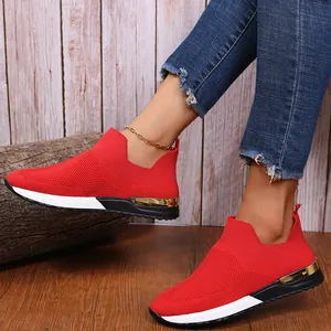 Gros plan de baskets rouges en maille fly-knit respirante avec détail doré au talon