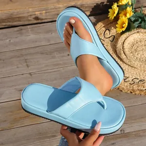 Primer plano de sandalias de plataforma azul claro sobre una superficie de madera