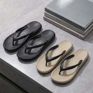 Leichte EVA-Flip-Flops für Damen und Herren mit rutschfestem Riffel-Fußbett.