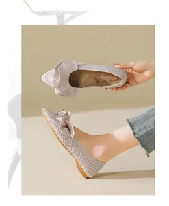 Detailansicht lila Strick-Ballerinas mit Rüschenrand und atmungsaktivem Mesh-Gewebe