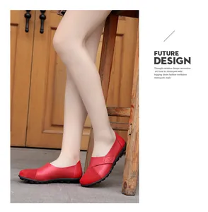 Detailansicht der roten Damen-Slipper aus Leder mit Klettverschluss und bequemer Sohle