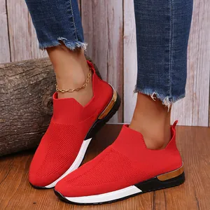 Gros plan sur les baskets rouges en maille respirante pour femmes avec talon doré