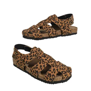 Stylische Gladiatorensandalen mit Leopardenmuster, Hohlgeflecht und Kork-Plateausohle.
