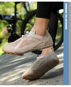 Primo piano di scarpe da acqua outdoor traspiranti kaki per l'escursionismo.