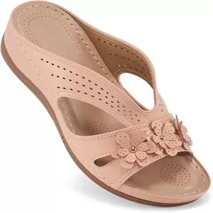 Vista detallada de sandalias de cuña para mujer con flores y diseño perforado.